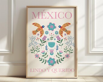Può includere: Un poster colorato con il testo "MÉXICO LINDO Y QUERIDO" in rosa. Il poster presenta un design simmetrico di uccelli e fiori stilizzati in tonalità di rosa, blu, verde, giallo e arancione.