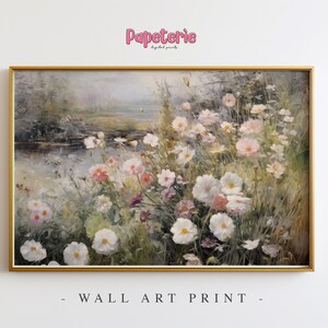Peut inclure: Une impression d'art mural encadrée représentant une peinture d'un champ de fleurs blanches et roses avec un ruisseau en arrière-plan.