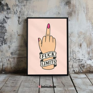 Könnte beinhalten: Gerahmter Kunstdruck mit einer Hand, die den Mittelfinger zeigt, mit pinkfarbenem Nagellack lackiert. Ein Banner mit der Aufschrift "FUCK LIMITS" in fetten, schwarzen Buchstaben. Der Hintergrund ist ein zartes Rosa, und der Rahmen ist schwarz.