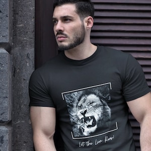 Let The Lion Roar ユニセックス ジャージー 半袖 T シャツ、ライト ファブリック T シャツ、アウトドア シャツ