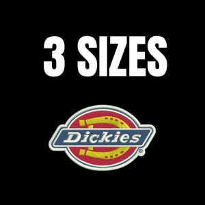 Puede incluir: Tres tamaños de parches bordados para planchar con el logotipo de Dickies en rojo, amarillo y azul.