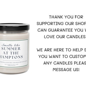以下が含まれることがあります： 黒い蓋と「Smells like Summer at the Hamptons」と書かれたラベルが付いた白いキャンドルジャー。キャンドルはパロサントのマッチとデザイナーの香りのベースでインフューズされています。テキスト「私たちのショップをサポートしていただきありがとうございます。私たちのキャンドルを気に入っていただけるとお約束します。カスタマイズしたいキャンドルがあれば、お気軽にご連絡ください！」は、白い背景に黒いテキストで書かれています。