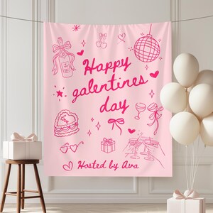 Op de afbeelding: Een roze achtergrond met de tekst "Happy Galentines Day" in een sierlijk lettertype, versierd met roze illustraties. Deze omvatten een champagnefles, harten, een discobal en een taart. Witte ballonnen en een geschenkdoos zijn ook zichtbaar.