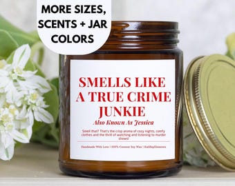 Vela personalizada para fãs de true crime, podcasts e amantes do gênero. Ideal para homenagear quem curte true crime ou podcasts sobre a série.