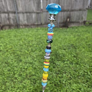 Un piquet de soutien de plante en métal, perlé à la main de 13 po./un piquet de fée/de jardin « Blue Lagoon »