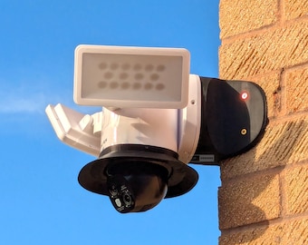Eufy E340 Floodlight Corner Mount | Fully Tracked Shipping