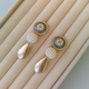 Pendientes de flamenca España. Pendientes para baile flamenco. Pendientes de flores y perlas. Pendientes de lágrima. Pendientes Andalucia