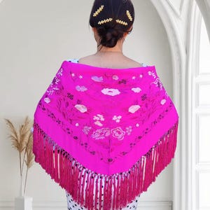 Fuchsia pink/bougainvillea Spanish flamenco shawl. Spanish embroidered shawl. Fair shawl. Andalusian flamenco shawl. Spanish fringed shawl