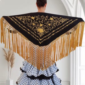 Black and gold Spanish flamenco shawl, small flamenco shawl embroidered in gold, high-quality shawl, flamenco shawl, embroidered shawl