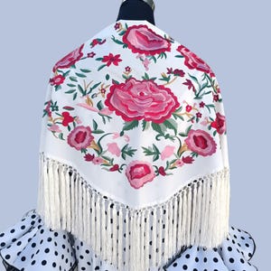 mantón de flamenca beige. mantón de gitana con flores. Mantón bordado beige bordado. mantón flamenco Andalucía. Mantón español con flecos