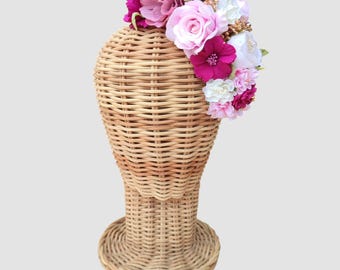 Tocado de flamenca buganvilla, rosa y blanco roto. corona de flamenca. flores de sevillana. tocado de feria Andalucía. corona de flores rosa