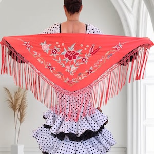 Spanischer Flamenco-Schal in Korallenrot. bestickter Schal. Schöner Schal. Andalusischer Flamenco-Schal. Spanischer Schal mit Fransen. Typischer Messeschal
