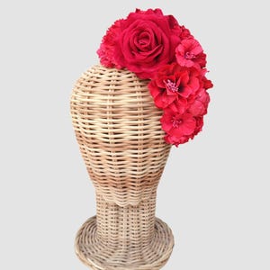 corona flamenca roja. corona de flores de flamenca roja. flores de flamenca. tiara de flamenca roja.tocado de flamenca. Accesorio flamenca