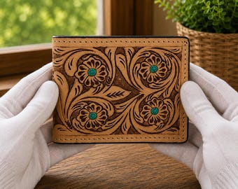 Portefeuille à deux volets en cuir véritable, orné de motifs floraux travaillés à la main et de détails turquoise.