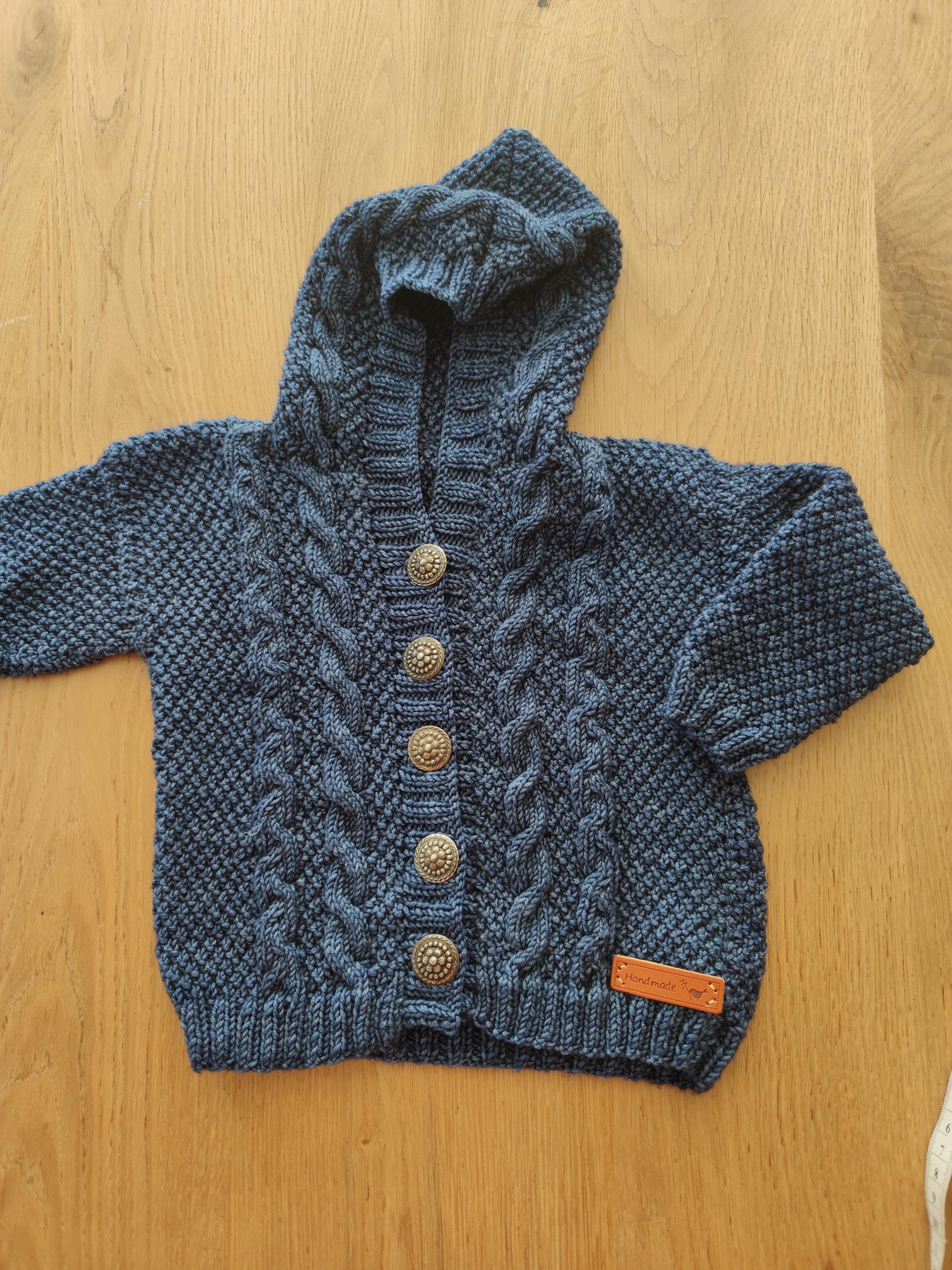 Handgestrickte kinder trachten jacke