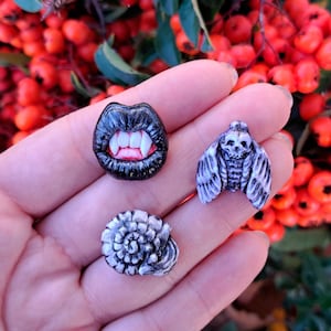 cabujón, arcilla polimérica, labios con dientes, calavera, polilla, caracol, material para trabajar con metal, material para joyería, hecho a mano