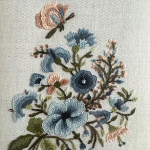 Broderie Crewel, nature morte florale - bouquet de travaux d