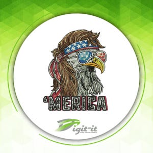 Puede incluir: Diseño bordado de un águila con gafas de sol con el diseño de la bandera estadounidense, una diadema y un pañuelo rojo, blanco y azul. La palabra "'MERICA" está bordada debajo. El diseño está sobre un círculo blanco.