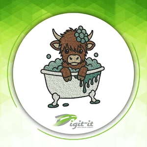 Pode incluir: Um design de bordado apresentando uma vaca Highland castanha com uma flor azul-petróleo na cabeça, sentada numa banheira branca com pés, cheia de bolhas azul-petróleo. O design inclui o texto Digit-it na parte inferior em cinzento.