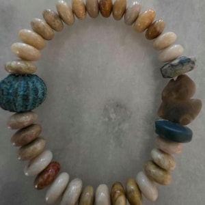 Pulsera elástica de cuentas de piedra Petosky de Michigan y azul Leland con coral fosilizado