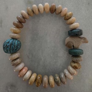 Pulsera elástica con oso de piedra de Petosky y azul Leland con coral fosilizado