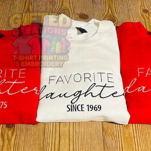 Puede incluir: Una taza de cer&aacute;mica blanca con un asa negra y el texto "But First, Coffee" en negro, en negrita. La taza est&aacute; sobre una superficie blanca.