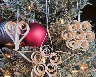 Adornos navideños escandinavos de virutas de pino hechas a mano.