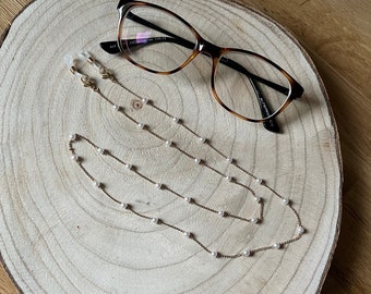 Chaîne de lunettes femme dorée avec perles blanches