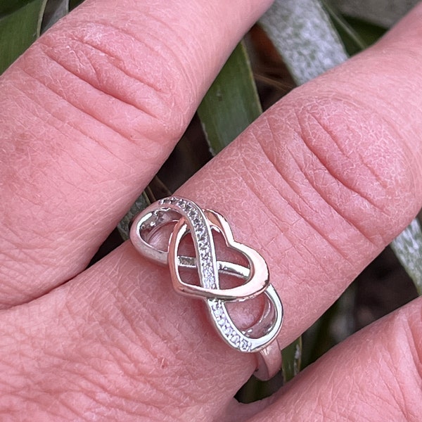 Étreinte Éternelle : Bague en Argent Sterling 925 avec Cœur et Symbole Infini - Idée Cadeau Saint-Valentin