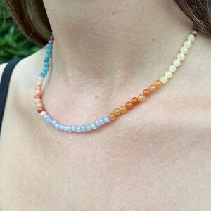 Collar de mujer en perlas naturales. Joyas personalizadas según tu tema astral, con cuentas de piedras naturales reales.