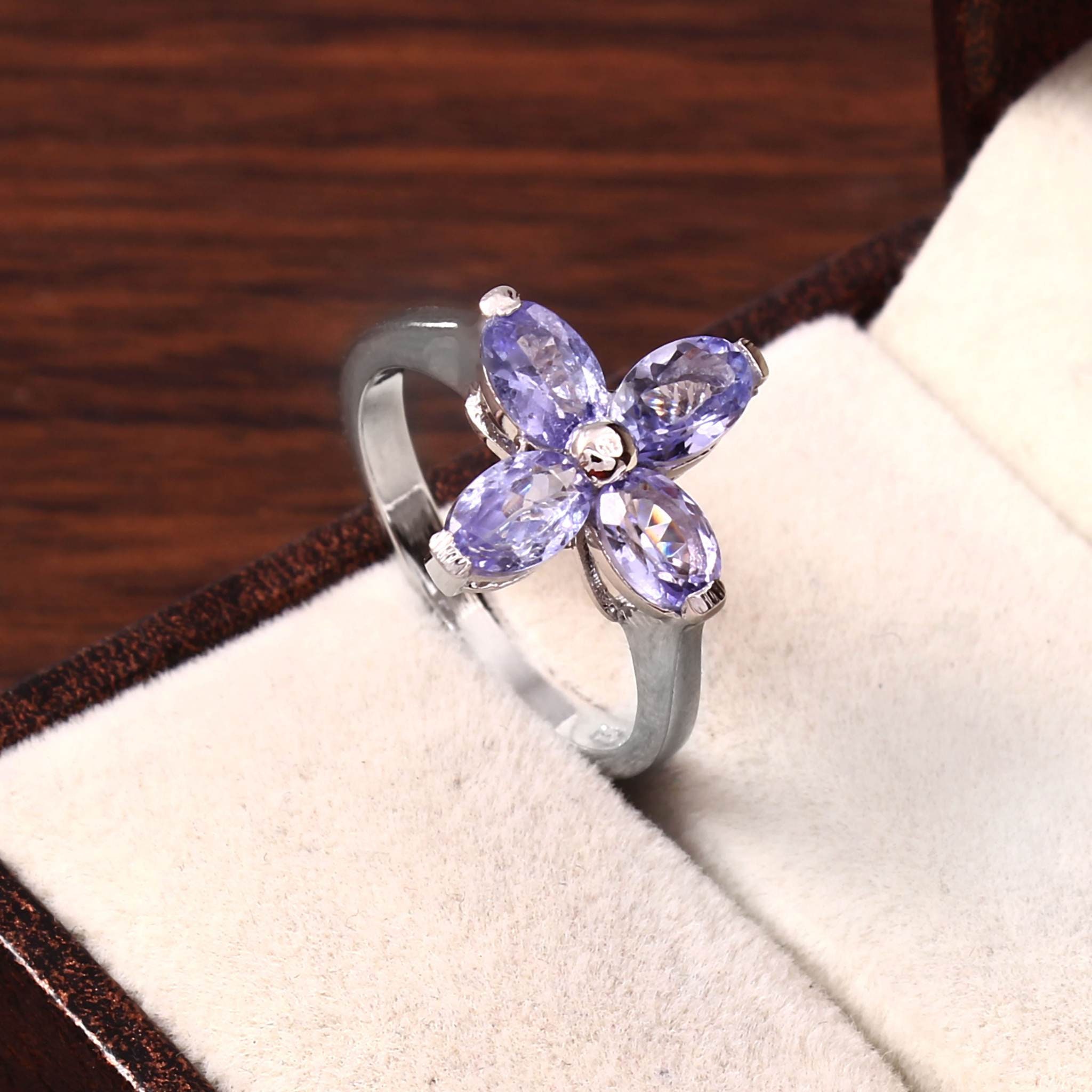 Anello con tanzanite: pietra preziosa ovale in argento sterling 925, stile etnico moderno - Italia