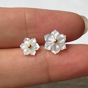 10 pezzi da 8 mm e 10 mm di perline di madreperla bianca naturale intagliate a forma di fiore, con 6 petali di conchiglia, per la creazione di gioielli