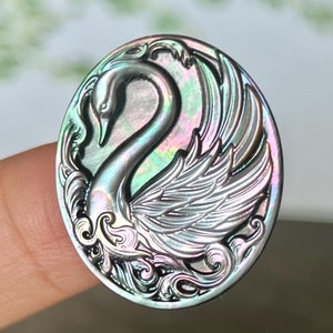 1 pezzo ovale in madreperla nera con cammeo a forma di cigno, ciondolo con cammeo a forma di uccello in madreperla nera intagliata, cabochon 23 mm x 27 mm
