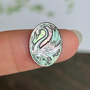 1 petit pendentif camée cygne ovale en nacre noire - Cabochon camée oiseau en nacre noire sculptée - 12 mm x 16 mm