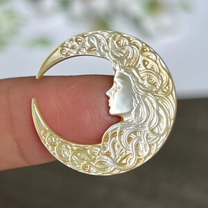 Größe L - 1 Stück Zarte 25 mm Gelbe Perlmutt Mond Göttin Crescent Cameo Charm - Geschnitzte Muschel MOP Crescent Girl Cameo Cabochon