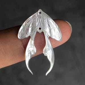 Dije de cabujón de polilla de nácar blanco tallado con colas largas