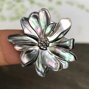Grosse Perlmutt Chrysantheme Perle: Geschnitzter Schwarz / Gelber Muschel Anhänger