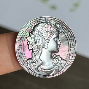 Cabochon camée camée Dionysos en nacre ronde 25 mm, breloque sculptée en nacre noire