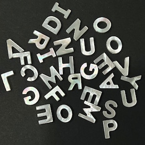Cuentas de nácar con letras del alfabeto: dijes de concha de nácar (10 mm, 26 piezas)