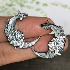 25 mm pärlemorsberlock med halvmånepion: snidad snäckspärla