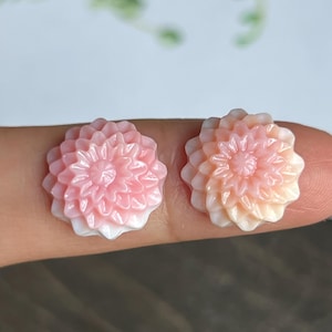 1 szt. Koralik z kwiatu muszli Queen Conch Melaleuca - 15 mm rzeźbiony różowy kaboszon z kwiatem MOP - artykuły do wyrobu biżuterii