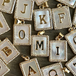 1 Stück 18k Vergoldet Anfang Alphabet Rechteck Charme - CZ Micro Pave Perlmutt Anhänger Charme - Großbuchstabe - Schmuckherstellung Versorgung