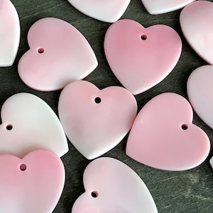 15 pièces 25 mm perles en forme de coeur de lambi légèrement incurvée pour pendentifs et boucles d'oreilles - Fourniture de fabrication de bijoux en coquillages roses