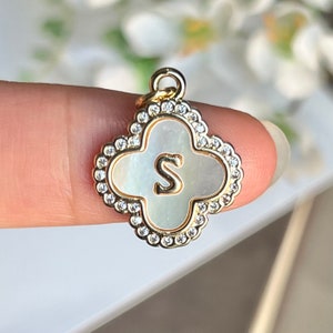 Colgante con inicial del alfabeto en forma de trébol, chapado en oro de 14 k, con circonita cúbica micropavé y nácar, letra S mayúscula, suministro para fabricación de joyas