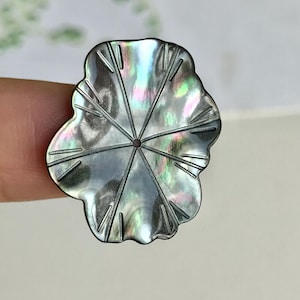 2pcs Carved Mother of Pearl Lotus Leaf Bead: Black Shell Round Leaf