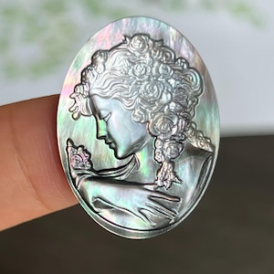 1 pieza 22 x 30 mm Niña con rosas en el pelo Dije de camafeo ovalado de nácar - Cabujón de camafeo con retrato de dama de concha tallada en nácar negro