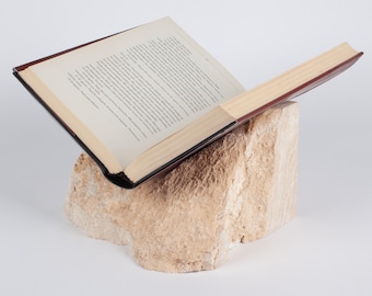 Boekenstandaard van natuurlijk travertijn