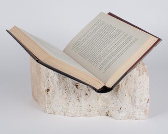 Boekenstandaard van natuurlijk travertijn