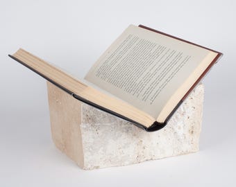 Boekenstandaard van natuurlijk travertijn