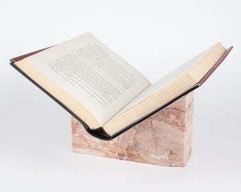 Boekenstandaard van roze travertijn, marmeren boekenhouder, stenen boekensteun